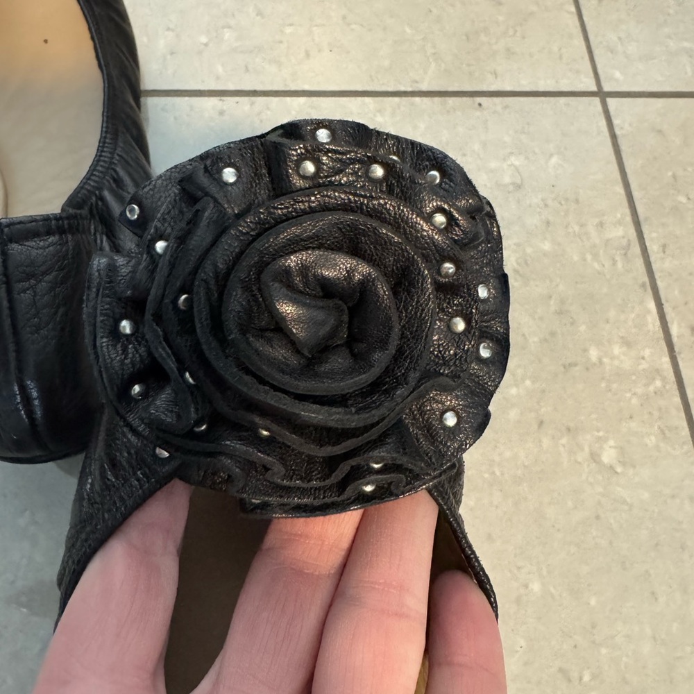 Valentino Garavani Black Leather Rosette Stud Ballet Flats - Picture 5 of 7
